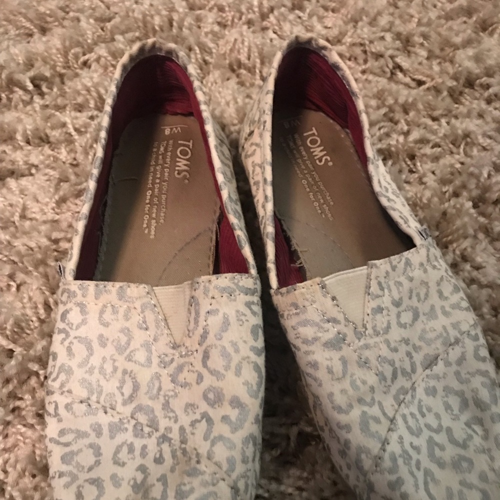 Metallic silver and white cheetah Toms